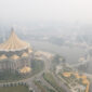 Kabut asap menyelimuti kawasan sekitar Gedung Dewan Undangan Negeri Sarawak di Kuching, ibu kota Negara Bagian Sarawak, Malaysia, pada 1 September 2026. Kualitas udara di Sarawak memburuk akibat asap dari kebakaran hutan di Indonesia, yang turut memicu gangguan pernapasan dan membuat warga menggunakan masker pelindung. (AFP)
