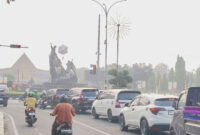 Kabut asap karhutla terpantau cukup pekat di tengah Kota Pekanbaru, Riau, Kamis (27/8/2026) petang.(KOMPAS.COM/IDON)
