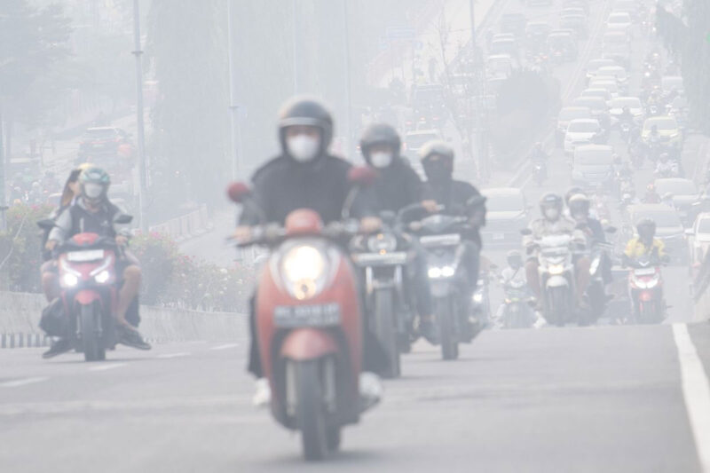 Sejumlah pengendara melintas di atas jembatan layang simpang Jakabaring yang tertutup kabut asap di Palembang, Sumatera Selatan, Kamis (27/6/2026). Balai Pengendalian Kebakaran Hutan Wilayah Sumatera menyatakan luas kebakaran lahan yang masih menyala di Sumatera Selatan mencapai sekitar 400 hektare yang tersebar di delapan Kabupaten/Kota di Sumsel, sedangkan kabut asap menutupi kota Palembang terindikasi berasal dari kebakaran lahan yang terjadi di Kabupaten Ogan Komering Ilir (OKI) dan Kabupaten Ogan Ilir (OI). (ANTARA FOTO/Nova Wahyudi)
