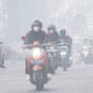 Sejumlah pengendara melintas di atas jembatan layang simpang Jakabaring yang tertutup kabut asap di Palembang, Sumatera Selatan, Kamis (27/6/2026). Balai Pengendalian Kebakaran Hutan Wilayah Sumatera menyatakan luas kebakaran lahan yang masih menyala di Sumatera Selatan mencapai sekitar 400 hektare yang tersebar di delapan Kabupaten/Kota di Sumsel, sedangkan kabut asap menutupi kota Palembang terindikasi berasal dari kebakaran lahan yang terjadi di Kabupaten Ogan Komering Ilir (OKI) dan Kabupaten Ogan Ilir (OI). (ANTARA FOTO/Nova Wahyudi)
