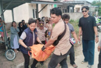 Polisi Bengkulu mengevakuasi jenazah bayi.(Firmansyah/KOMPAS.com)
