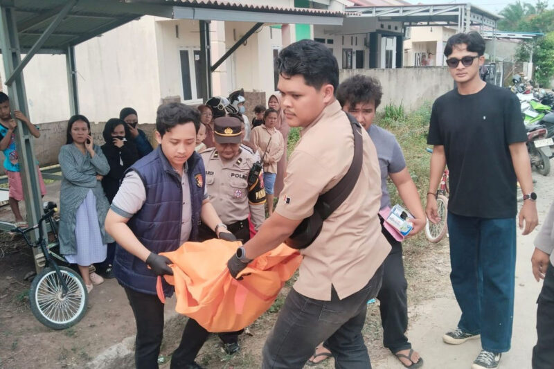 Polisi Bengkulu mengevakuasi jenazah bayi.(Firmansyah/KOMPAS.com)
