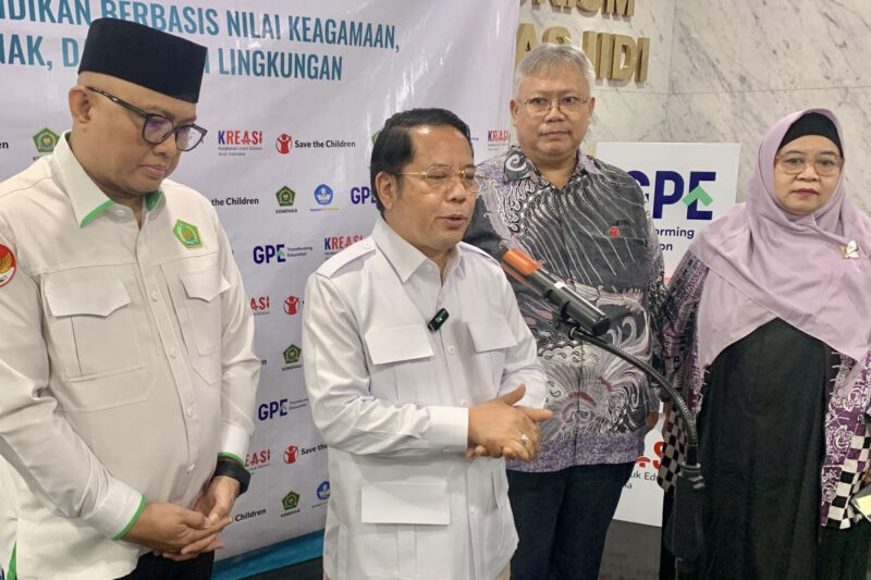 Sekretaris Jenderal (Sekjen) Kemenag Kamaruddin Amin usai menandatangani nota kesepahaman dengan Save the Children Indonesia, di Kantor Thamrin Jakarta Pusat, Senin (21/9/2026).(KOMPAS.com/FIRDA JANATI)
