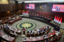 Suasana sidang pembacaan putusan terhadap 17 perkara pengujian undang-undang di Gedung Mahkamah Konstitusi, Jakarta, Jumat (28/8/2026). Dalam salah satu putusannya, MK mengabulkan seluruh gugatan terhadap Pasal 240 dan Pasal 241 Undang-Undang Nomor 1 Tahun 2023 tentang Kitab Undang-Undang Hukum Pidana (KUHP) yang mengatur penghinaan terhadap pemerintah dan lembaga negara(ANTARA FOTO/Rivan Awal Lingga)
