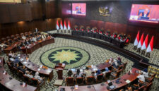 Suasana sidang pembacaan putusan terhadap 17 perkara pengujian undang-undang di Gedung Mahkamah Konstitusi, Jakarta, Jumat (28/8/2026). Dalam salah satu putusannya, MK mengabulkan seluruh gugatan terhadap Pasal 240 dan Pasal 241 Undang-Undang Nomor 1 Tahun 2023 tentang Kitab Undang-Undang Hukum Pidana (KUHP) yang mengatur penghinaan terhadap pemerintah dan lembaga negara(ANTARA FOTO/Rivan Awal Lingga)
