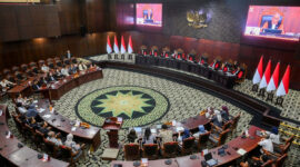 Suasana sidang pembacaan putusan terhadap 17 perkara pengujian undang-undang di Gedung Mahkamah Konstitusi, Jakarta, Jumat (28/8/2026). Dalam salah satu putusannya, MK mengabulkan seluruh gugatan terhadap Pasal 240 dan Pasal 241 Undang-Undang Nomor 1 Tahun 2023 tentang Kitab Undang-Undang Hukum Pidana (KUHP) yang mengatur penghinaan terhadap pemerintah dan lembaga negara(ANTARA FOTO/Rivan Awal Lingga)

