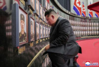 Pemimpin Korea Utara Kim Jong Un mengadakan perjamuan dan upacara peringatan untuk para prajurit yang gugur membela Rusia, Kamis (21/8/2025). (Dok. Kantor Berita Korea Utara (KCNA) via CNN)
