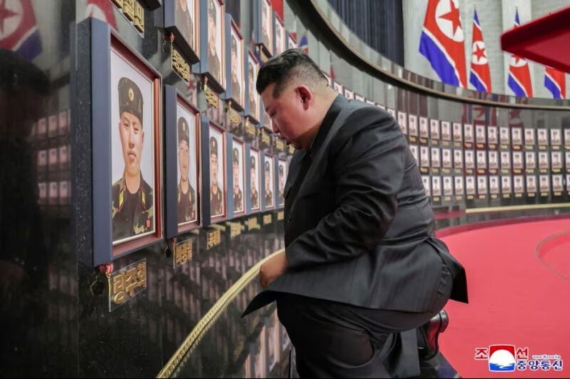 Pemimpin Korea Utara Kim Jong Un mengadakan perjamuan dan upacara peringatan untuk para prajurit yang gugur membela Rusia, Kamis (21/8/2025). (Dok. Kantor Berita Korea Utara (KCNA) via CNN)
