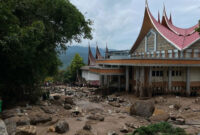 Kondisi aliran sungai yang menyebabkan banjir bandang di kabupaten solok, menghantam kompleks pemerintahan, Selasa (22/9/2026).(Rahmat Panji (Kompas.com))
