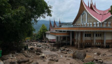 Kondisi aliran sungai yang menyebabkan banjir bandang di kabupaten solok, menghantam kompleks pemerintahan, Selasa (22/9/2026).(Rahmat Panji (Kompas.com))
