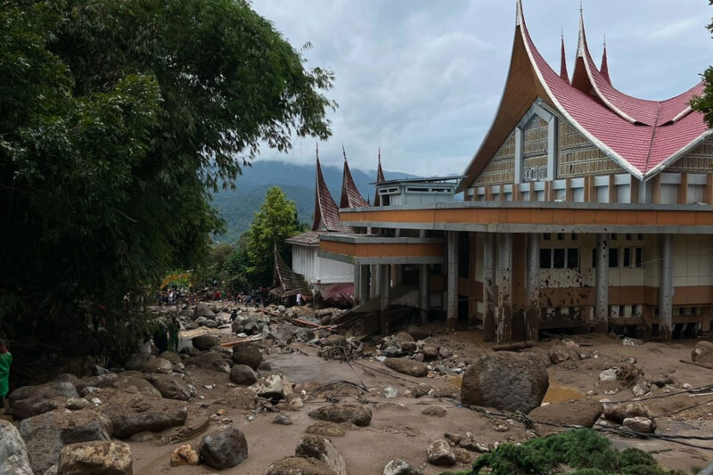Kondisi aliran sungai yang menyebabkan banjir bandang di kabupaten solok, menghantam kompleks pemerintahan, Selasa (22/9/2026).(Rahmat Panji (Kompas.com))
