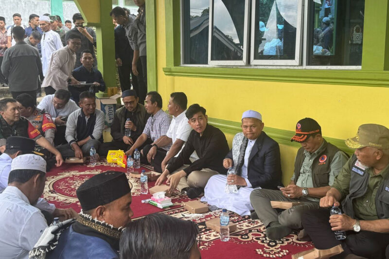 Wakil Presiden (Wapres) Gibran Rakabuming usai menunaikan ibadah shalat Jumat bersama warga terdampak banjir bandang di Masjid Raya Al Mukarramah, Koto Gaek Guguak, Kecamatan Gunung Talang, Kabupaten Solok, Sumatera Barat, Jumat (25/9/2026). (Sekretariat Wakil Presiden RI)

