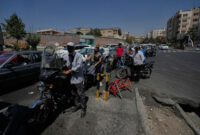 Sepeda motor dan mobil mengantre di luar sebuah SPBU di Teheran, Iran, Selasa, 25 Agustus 2026.(AP PHOTO.VAHID SALEMI)
