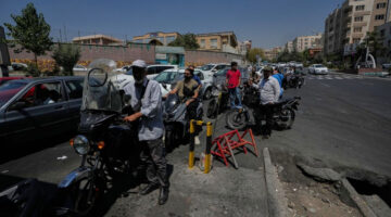 Sepeda motor dan mobil mengantre di luar sebuah SPBU di Teheran, Iran, Selasa, 25 Agustus 2026.(AP PHOTO.VAHID SALEMI)
