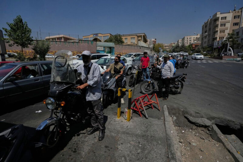 Sepeda motor dan mobil mengantre di luar sebuah SPBU di Teheran, Iran, Selasa, 25 Agustus 2026.(AP PHOTO.VAHID SALEMI)
