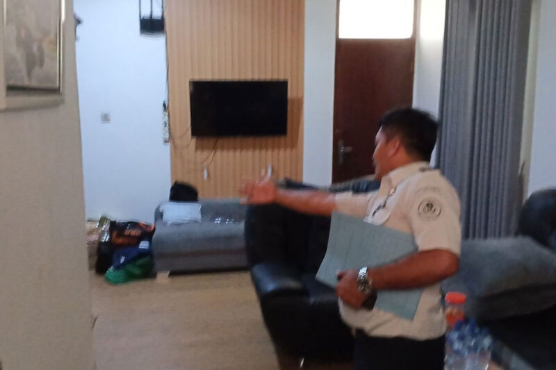 Kondisi Lapas Kelas IIA Cibinong, Kabupaten Bogor, Jawa Barat, dengan sejumlah rumah yang memiliki fasilitas menyerupai apartemen. Peninjauan dilakukan Kamis (24/9/2026) pagi hingga siang di kompleks Lapas Kelas IIA Cibinong, tepatnya di area rumah yang sebelumnya dibuat oleh Ombudsman RI. (KOMPAS.COM/AFDHALUL IKHSAN)
