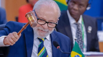 Presiden Brasil Luiz Inacio Lula da Silva (kiri) saat menyetujui konsensus Deklarasi Pemimpin G20 di Rio de Janeiro, Senin (18/11/2024). Terpisah, Presiden Brasil Luiz Inacio Lula da Silva menjalani operasi pendarahan otak yang akibat terjatuh baru-baru ini. ?Operasi pada Senin (9/12/2024) malam itu berjalan tanpa komplikasi, ungkap manajemen Rumah Sakit Suriah-Lebanon di Sao Paulo pada Selasa (10/12/2024)(G20 BRASIL)
