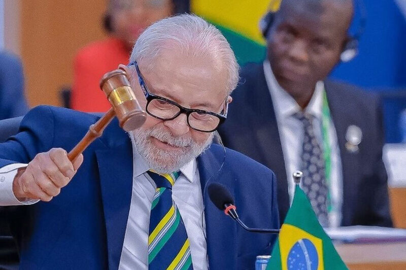 Presiden Brasil Luiz Inacio Lula da Silva (kiri) saat menyetujui konsensus Deklarasi Pemimpin G20 di Rio de Janeiro, Senin (18/11/2024). Terpisah, Presiden Brasil Luiz Inacio Lula da Silva menjalani operasi pendarahan otak yang akibat terjatuh baru-baru ini. ?Operasi pada Senin (9/12/2024) malam itu berjalan tanpa komplikasi, ungkap manajemen Rumah Sakit Suriah-Lebanon di Sao Paulo pada Selasa (10/12/2024)(G20 BRASIL)
