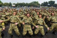 Sejumlah peserta program Sarjana Penggerak Pembangunan Indonesia (SPPI) meneriakkan yel-yel saat mengikuti Pelatihan Dasar Kemiliteran (Latsarmil) calon manajer Koperasi Desa Merah Putih (KDMP) di Brigif 1 Marinir Cilandak, Jakarta, Kamis (25/6/2026). Sebanyak 674 peserta mengikuti latsarmil untuk membangun karakter integritas, loyalitas, kedisiplinan, kekompakan, dan empati yang dibutuhkan dalam menjalankan tugas sebagai manajer KDMP. (ANTARA FOTO/Indrianto Eko Suwarso)
