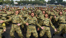Sejumlah peserta program Sarjana Penggerak Pembangunan Indonesia (SPPI) meneriakkan yel-yel saat mengikuti Pelatihan Dasar Kemiliteran (Latsarmil) calon manajer Koperasi Desa Merah Putih (KDMP) di Brigif 1 Marinir Cilandak, Jakarta, Kamis (25/6/2026). Sebanyak 674 peserta mengikuti latsarmil untuk membangun karakter integritas, loyalitas, kedisiplinan, kekompakan, dan empati yang dibutuhkan dalam menjalankan tugas sebagai manajer KDMP. (ANTARA FOTO/Indrianto Eko Suwarso)
