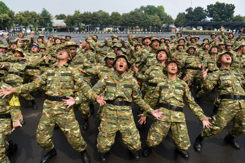 Sejumlah peserta program Sarjana Penggerak Pembangunan Indonesia (SPPI) meneriakkan yel-yel saat mengikuti Pelatihan Dasar Kemiliteran (Latsarmil) calon manajer Koperasi Desa Merah Putih (KDMP) di Brigif 1 Marinir Cilandak, Jakarta, Kamis (25/6/2026). Sebanyak 674 peserta mengikuti latsarmil untuk membangun karakter integritas, loyalitas, kedisiplinan, kekompakan, dan empati yang dibutuhkan dalam menjalankan tugas sebagai manajer KDMP. (ANTARA FOTO/Indrianto Eko Suwarso)
