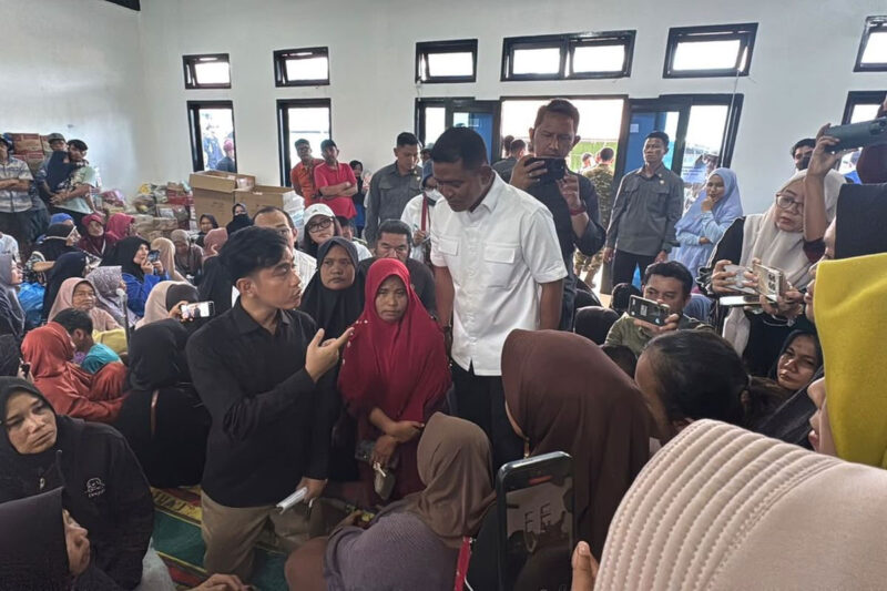 Wakil Presiden Gibran Rakabuming Raka berbincang dengan warga terdampak galodo saat meninjau Desa Koto Gaek Guguak, Kecamatan Gunung Talang, Kabupaten Solok, Sumatera Barat, Jumat (25/9/2026).(KOMPAS.COM/DHARMA HARISA)
