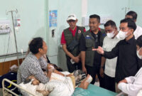 Wakil Presiden Gibran Rakabuming berbincang dengan korban banjir bandang yang dirawat di RSUD Arosuka, Kabupaten Solok, Sumatera Barat, Jumat (25/9/2026).(KOMPAS.COM/DHARMA HARISA)
