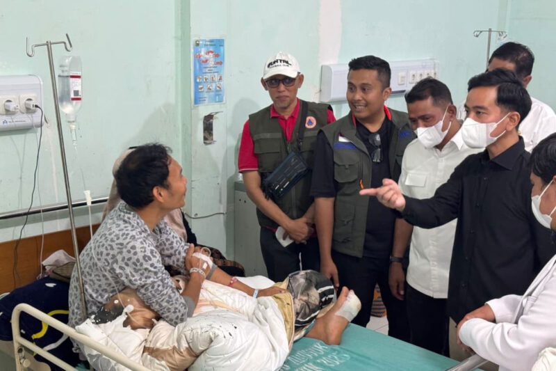 Wakil Presiden Gibran Rakabuming berbincang dengan korban banjir bandang yang dirawat di RSUD Arosuka, Kabupaten Solok, Sumatera Barat, Jumat (25/9/2026).(KOMPAS.COM/DHARMA HARISA)
