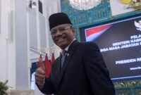 Pejabat baru Menteri Keuangan Suahasil Nazara mengacungkan jempol seusai pelantikannya di Istana Negara, Jakarta, Senin (14/9/2026).(ANTARA FOTO/Aditya Pradana Putra)
