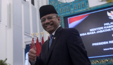 Pejabat baru Menteri Keuangan Suahasil Nazara mengacungkan jempol seusai pelantikannya di Istana Negara, Jakarta, Senin (14/9/2026).(ANTARA FOTO/Aditya Pradana Putra)