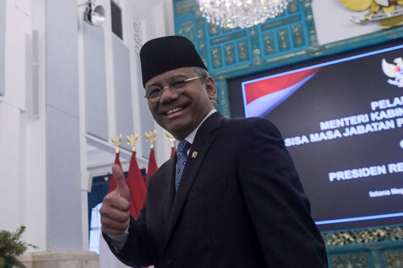 Pejabat baru Menteri Keuangan Suahasil Nazara mengacungkan jempol seusai pelantikannya di Istana Negara, Jakarta, Senin (14/9/2026).(ANTARA FOTO/Aditya Pradana Putra)
