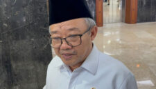 Mendikdasmen) Abdul Mu'ti mengungkapkan bahwa pihaknya telah mendirikan tenda yang dipergunakan untuk kegiatan belajar bagi siswa-siswi di Nusa Tenggara Timur (NTT) yang sekolahnya terdampak gempa.(KOMPAS.com/ADHYASTA DIRGANTARA)
