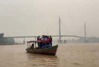 Nelayan di Sungai Batanghari saat beraktivitas mencari ikan, bertempat di sungai Batanghari, Kota Jambi, Rabu (16/9/2026).(KOMPAS.com/KURNIA SANDI)
