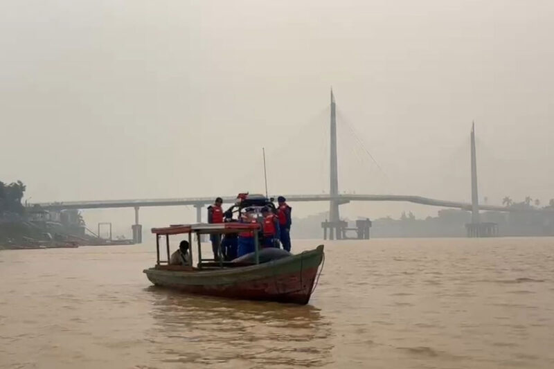 Nelayan di Sungai Batanghari saat beraktivitas mencari ikan, bertempat di sungai Batanghari, Kota Jambi, Rabu (16/9/2026).(KOMPAS.com/KURNIA SANDI)
