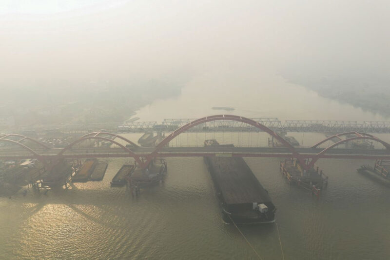Pemandangan Sungai Musi diselimuti kabut asap dari kebakaran hutan dan lahan di Palembang, Sumatera Selatan, 13 September 2026.(AFP/AL ZULKIFLI)
