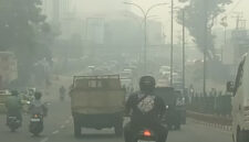 Kabut asap pekat akibat kebakaran hutan dan lahan menyelimuti kota Palembang, Sumatera Selatan. Bahkan, kualitas udara di Palembang pun kini berada di level berbahaya, Kamis (17/9/2026).(KOMPAS.COM/AJI YK PUTRA)
