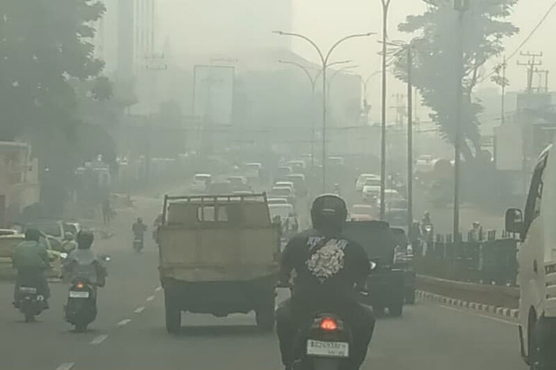 Kabut asap pekat akibat kebakaran hutan dan lahan menyelimuti kota Palembang, Sumatera Selatan. Bahkan, kualitas udara di Palembang pun kini berada di level berbahaya, Kamis (17/9/2026).(KOMPAS.COM/AJI YK PUTRA)
