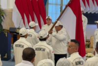 Presiden Prabowo Subianto menyerahkan bendera Merah Putih kepada perwakilan atlet Asian Games 2026 di Istana, Jakarta, Rabu (9/9/2026). (KOMPAS.com/ADHYASTA DIRGANTARA)
