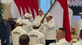 Presiden Prabowo Subianto menyerahkan bendera Merah Putih kepada perwakilan atlet Asian Games 2026 di Istana, Jakarta, Rabu (9/9/2026). (KOMPAS.com/ADHYASTA DIRGANTARA)

