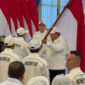 Presiden Prabowo Subianto menyerahkan bendera Merah Putih kepada perwakilan atlet Asian Games 2026 di Istana, Jakarta, Rabu (9/9/2026). (KOMPAS.com/ADHYASTA DIRGANTARA)
