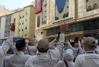 Petugas haji 2026 melepas jemaah haji Indonesia dari Makkah ke Madinah pada Minggu (7/6/2026)(Dok MCH 2026)
