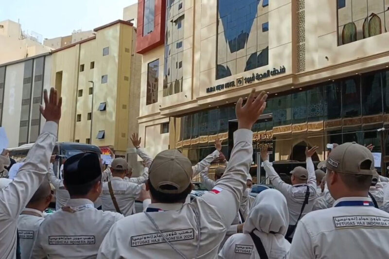 Petugas haji 2026 melepas jemaah haji Indonesia dari Makkah ke Madinah pada Minggu (7/6/2026)(Dok MCH 2026)
