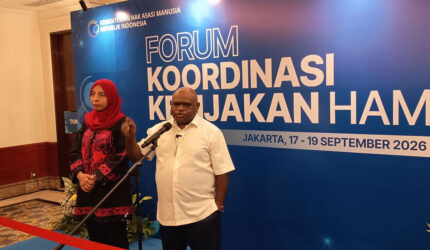 Menteri Hak Asasi Manusia (HAM) Natalius Pigai ketika menjelaskan terkait konflik di Papua, Kamis (17/9/2026).(Febryan Kevin/Kompas.com )