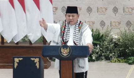 Presiden Prabowo Subianto berpidato dalam acara Syukuran 100 Tahun Pondok Modern Darussalam Gontor di Ponorogo, Jawa Timur, Sabtu (19/9/2026). (YouTube.com/Sekretariat Presiden)