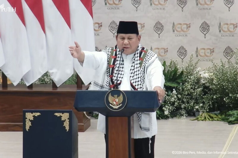 Presiden Prabowo Subianto berpidato dalam acara Syukuran 100 Tahun Pondok Modern Darussalam Gontor di Ponorogo, Jawa Timur, Sabtu (19/9/2026). (YouTube.com/Sekretariat Presiden)
