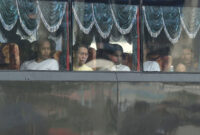 Bus mengangkut warga negara Myanmar yang direpatriasi dari Malaysia, saat menuju pangkalan Angkatan Laut Lumut di pinggiran Kuala Lumpur, Selasa (29/9/2026).(AFP/ARIF KARTONO)
