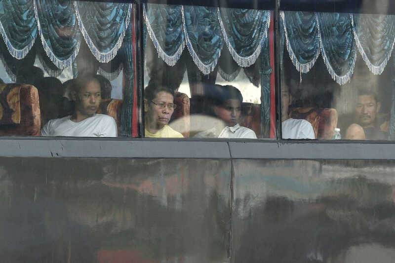 Bus mengangkut warga negara Myanmar yang direpatriasi dari Malaysia, saat menuju pangkalan Angkatan Laut Lumut di pinggiran Kuala Lumpur, Selasa (29/9/2026).(AFP/ARIF KARTONO)
