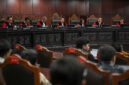 Ketua Mahkamah Konstitusi (MK) Suhartoyo (tengah) memimpin sidang pembacaan putusan 20 permohonan uji materiil di Gedung Mahkamah Konstitusi, Jakarta, Kamis (30/7/2026). Dalam salah satu keputusannya, MK memerintahkan pemerintah maupun DPR RI untuk memisahkan anggaran Program Makan Bergizi Gratis (MBG) dari alokasi anggaran pendidikan dalam APBN. (ANTARA FOTO/Hafidz Mubarak A)
