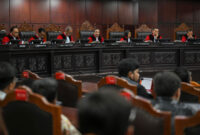 Ketua Mahkamah Konstitusi (MK) Suhartoyo (tengah) memimpin sidang pembacaan putusan 20 permohonan uji materiil di Gedung Mahkamah Konstitusi, Jakarta, Kamis (30/7/2026). Dalam salah satu keputusannya, MK memerintahkan pemerintah maupun DPR RI untuk memisahkan anggaran Program Makan Bergizi Gratis (MBG) dari alokasi anggaran pendidikan dalam APBN. (ANTARA FOTO/Hafidz Mubarak A)
