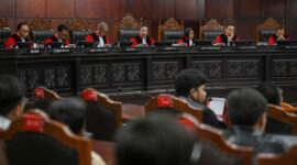 Ketua Mahkamah Konstitusi (MK) Suhartoyo (tengah) memimpin sidang pembacaan putusan 20 permohonan uji materiil di Gedung Mahkamah Konstitusi, Jakarta, Kamis (30/7/2026). Dalam salah satu keputusannya, MK memerintahkan pemerintah maupun DPR RI untuk memisahkan anggaran Program Makan Bergizi Gratis (MBG) dari alokasi anggaran pendidikan dalam APBN. (ANTARA FOTO/Hafidz Mubarak A)
